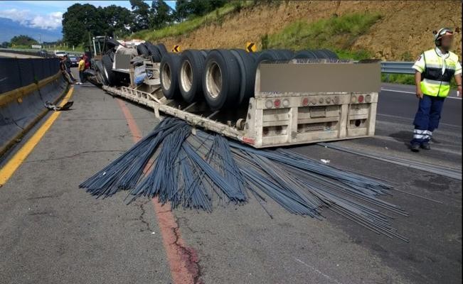 Cierran parcialmente la MÃ©xico-Puebla por volcadura