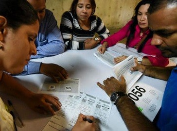 Colombianos rechazan acuerdo de paz con las FARC