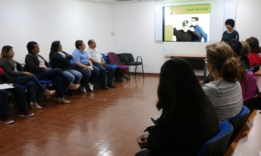 Orientan a padres de la Central de Abasto para el cuidado de adolescentes
