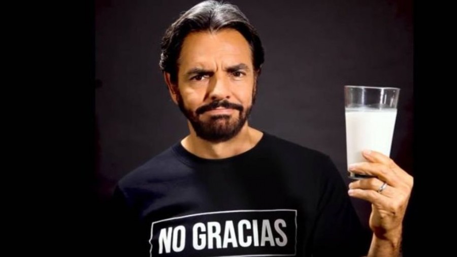Lanza Eugenio Derbez campaña contra el consumo de leche de vaca