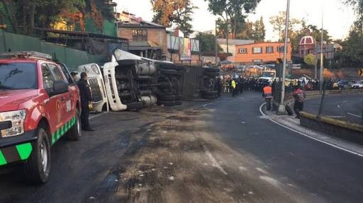Volcadura frena Viaducto Tlalpan
