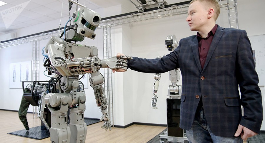 Realiza robot humanoide ruso tareas secretas en el espacio