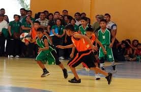 Reconoce presidente a equipo de basquetbol triqui