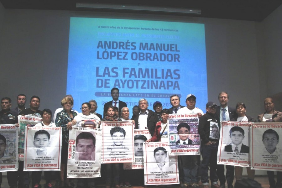 AMLO anuncia compromisos con los familiares de los 43 normalistas desaparecidos
