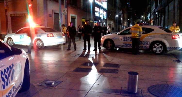 Detienen a sujeto por proyectar publicidad en pared de centro comercial