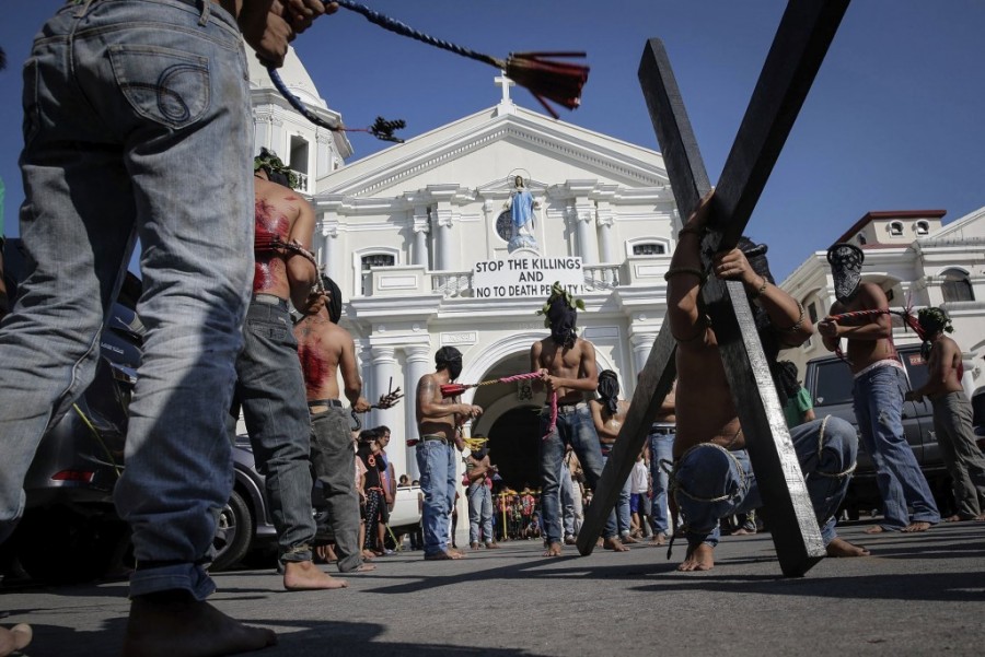 Realizan ritual sangriento de Semana Santa en Filipinas