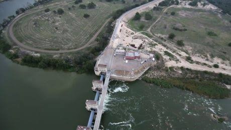 Hallan muertos a tres niños y una mujer cerca de la frontera México-Texas