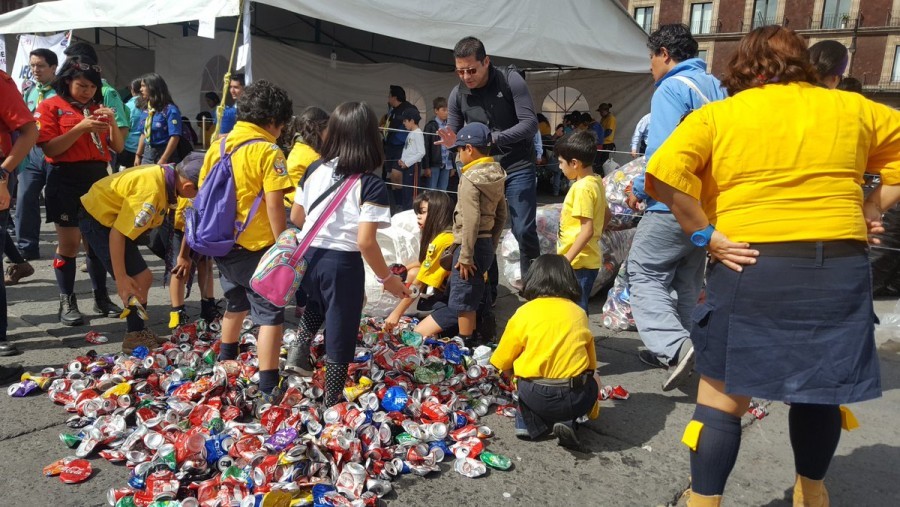 Juntan un millón de latas en Zócalo capitalino