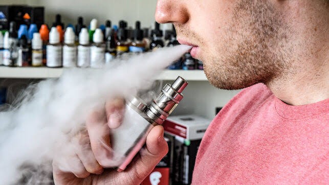 Piden detener la venta de cigarros electrónicos en la CDMX por daños a la salud