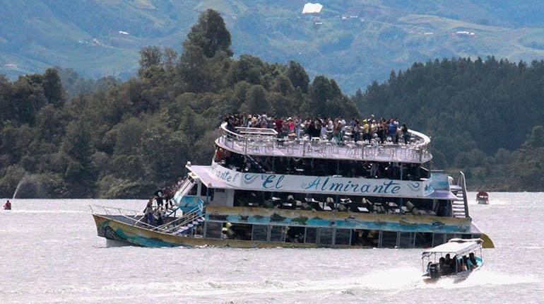 Se hunde barco en Guatapé con 170 personas; reportan seis muertos