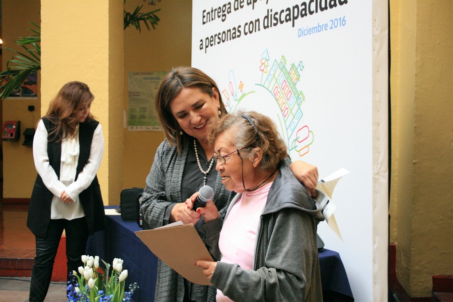 Entregan aparatos auditivos en la delegación Miguel Hidalgo