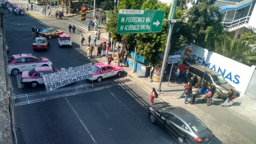 Bloqueo de taxistas provoca caos vial en la CdMx y el Edomex