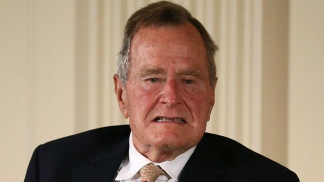 Hospitalizan a George W.H Bush por neumonía