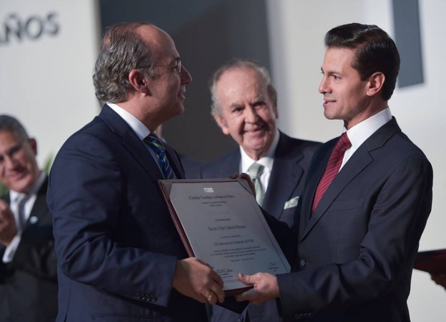 Peña Nieto entrega en el ITAM reconocimiento Carrera al Universo a ex alumnos