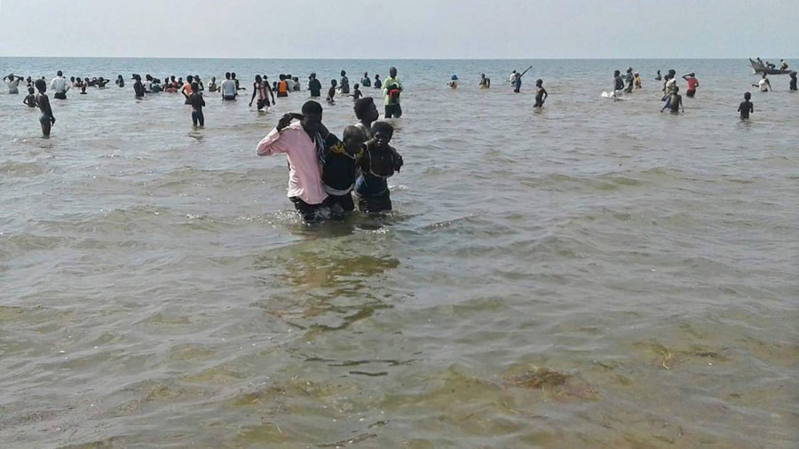 Naufraga barco con futbolistas en Uganda