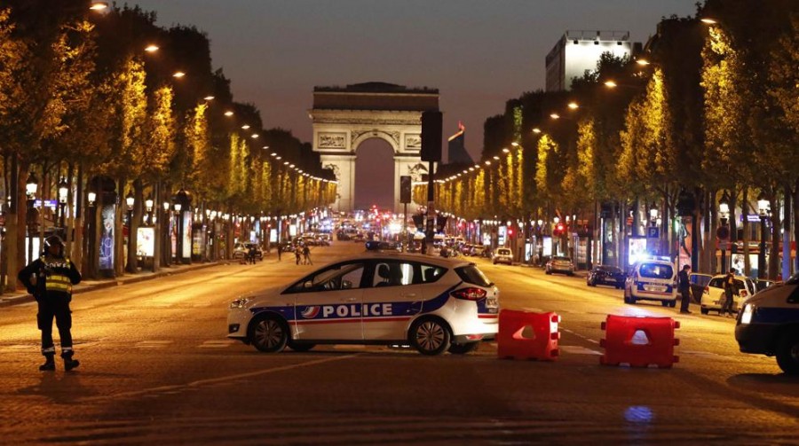 Un hombre armado hace explotar su carro en Campos Elíseos de París