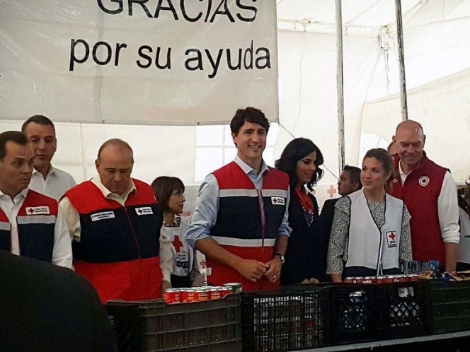 Primer ministro de Canadá arma despensas para damnificados en su visita a la Cruz Roja Mexicana
