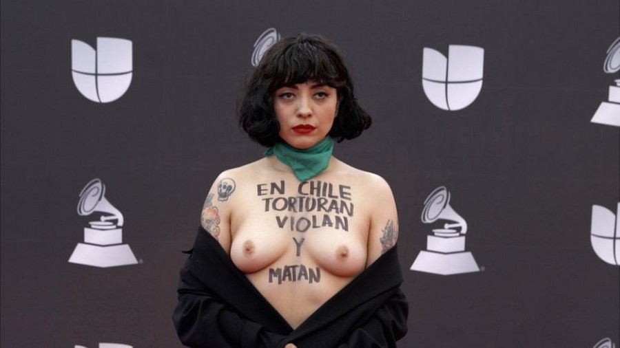 Denuncia violencia en Chile Mon Laferte desnuda en los Latin Grammy