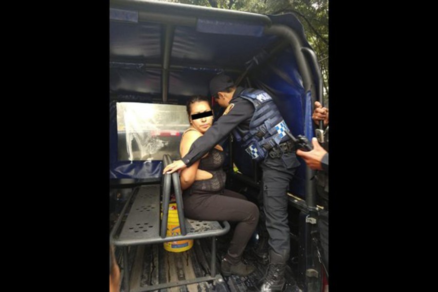 Mujer asesina a dos por presunta infidelidad en plaza Artz