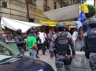Realizó PGR operativo en tianguis de libros ubicado al costado de Palacio de Minería. Hubo un detenido