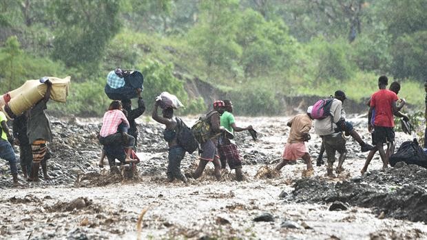 Matthew se debilita a categoría 1; suma 877 muertos en Haití