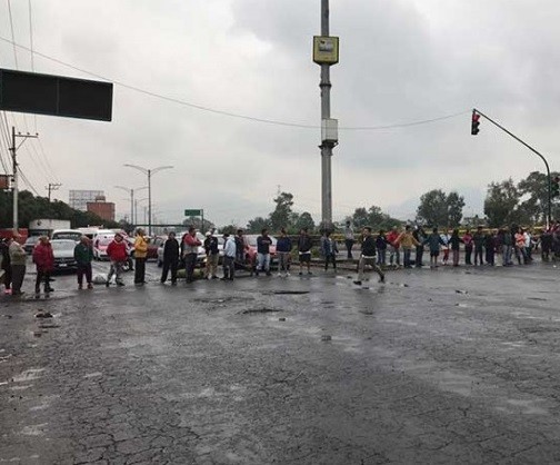 Vecinos bloquean circulación en Ecatepec para exigir apoyo tras inundación