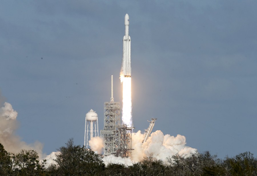 SpaceX lanza con éxito un nuevo cohete de gran tamaño