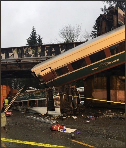 Se descarrila tren de Amtrak en Seattle