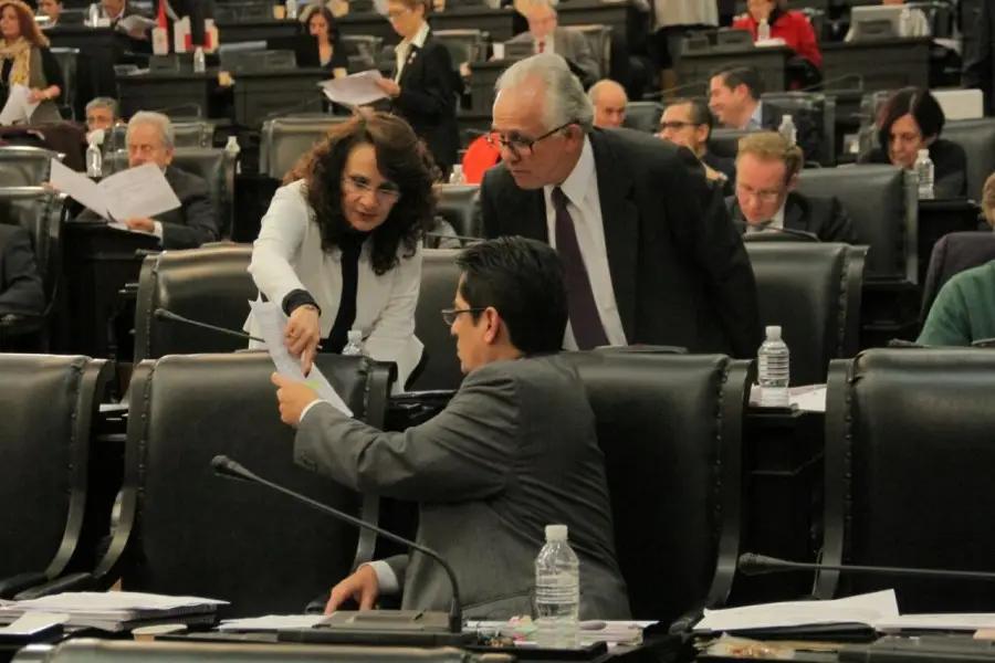 Jitomates del consenso y el voto a los 16 del disenso