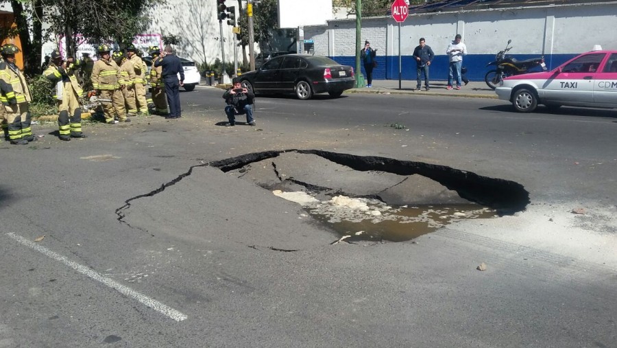 Caen bomberos en socavón en Viaducto Tlalpan