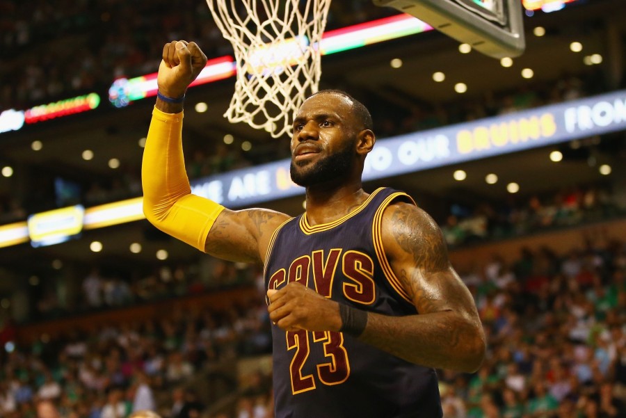 Cleveland arrolla a Boston en juego 2 y hace historia