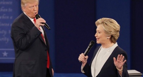 Clinton no debe enfrentar cargos por mal manejo de información: FBI