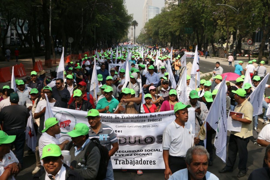 Protestan miles de trabajadores en Zócalo capitalino