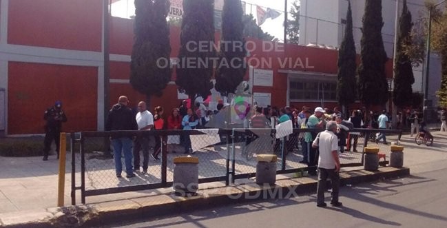 Maestros y padres de familia protestan tomando clases en la calle