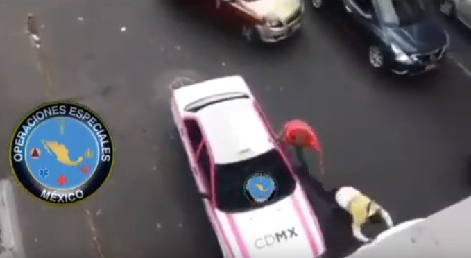 Conductor agrede a policías de tránsito de la CDMX, lo bautizan como #LordTaxi