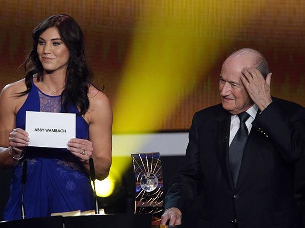 Acusan al expresidente de la FIFA Joseph Blatter de abuso sexual