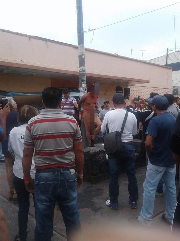 Intentan linchar a delincuente; lo golpean y desnudan en GAM