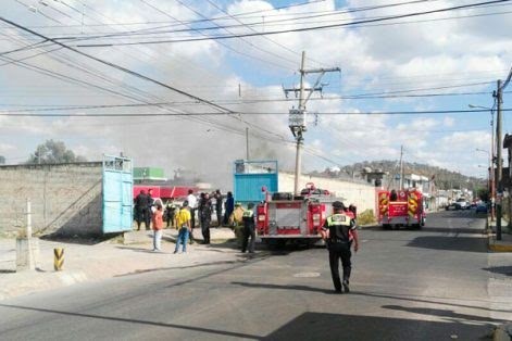 Sofocan Bomberos incendio en la colonia Joaquín Colombres, Puebla