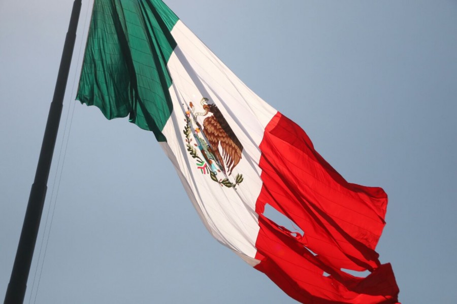 Se desgarra la Bandera de México en ceremonia oficial por el 24 de febrero
