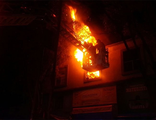 Bomberos sofocan incendio en una bodega de colchas en la CdMx