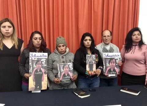 Emiten alerta por desaparición de tía de calcetitas rojas