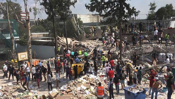 Rescatan 11 personas en Maquiladora del Centro CDMX