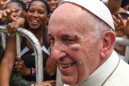Papa Francisco sufre accidente antes de regresar a Roma