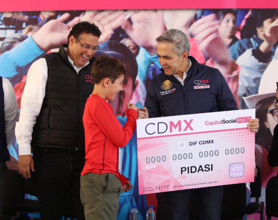 No habrá recorte a becas en la CDMX: Mancera