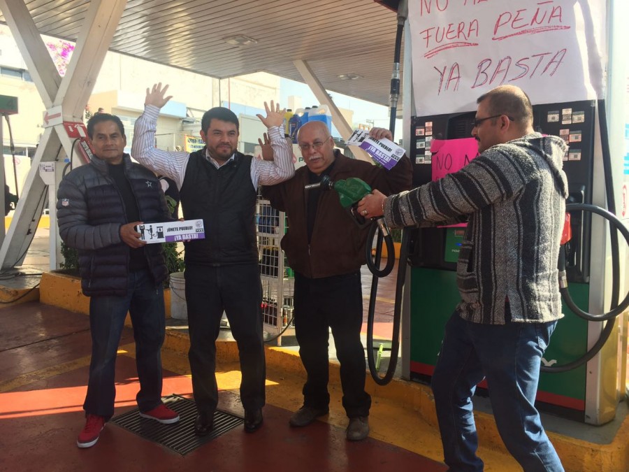 Impiden servicio en gasolineras de Tlalpan, como protesta por gasolinazo. Bloquean Periférico Norte