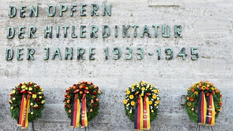 Alemania sepulta a víctimas de experimentos nazis más de 70 años después