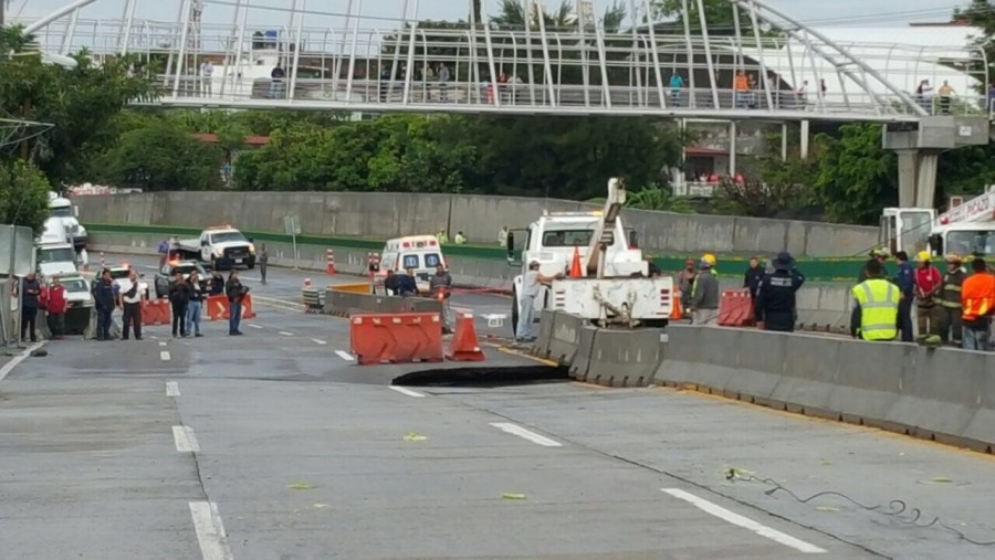 Mueren dos personas por socavón en el Paso Exprés Cuernavaca