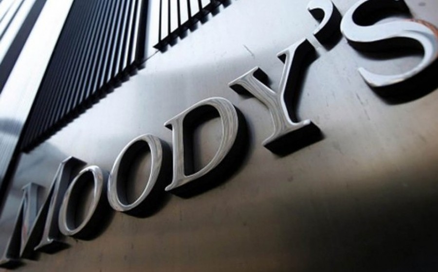 Acusa Moodys falta de coherencia en políticas de AMLO; el mandatario responde que terminará la refinería en tres años