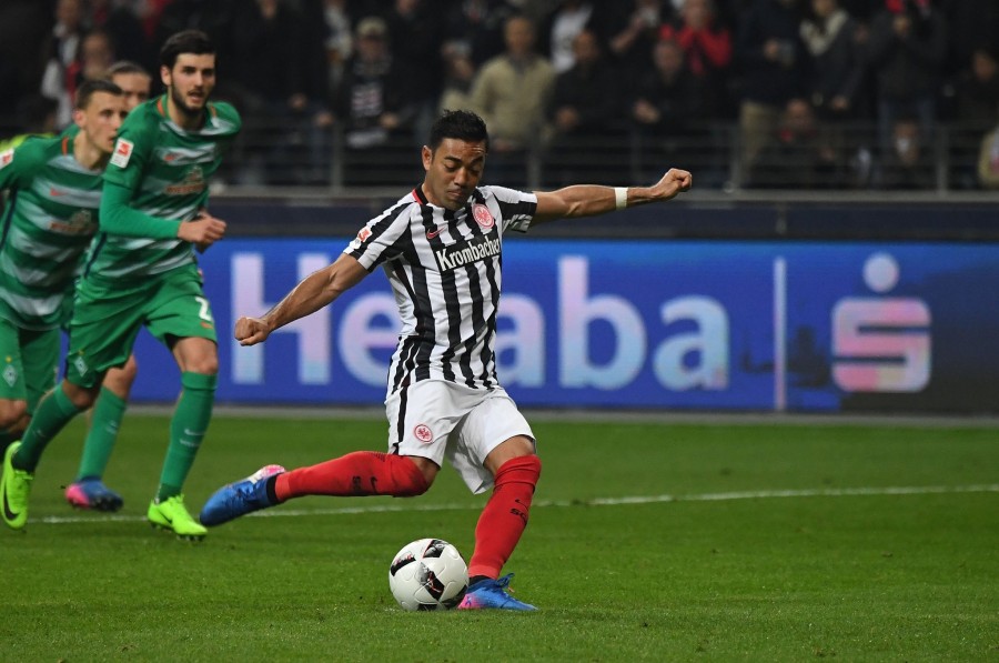 Marco Fabián ayuda al Frankfurt ante el Werder Bremen
