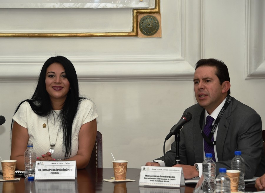 Entregan silbatos Vive Segura en Iztapalapa